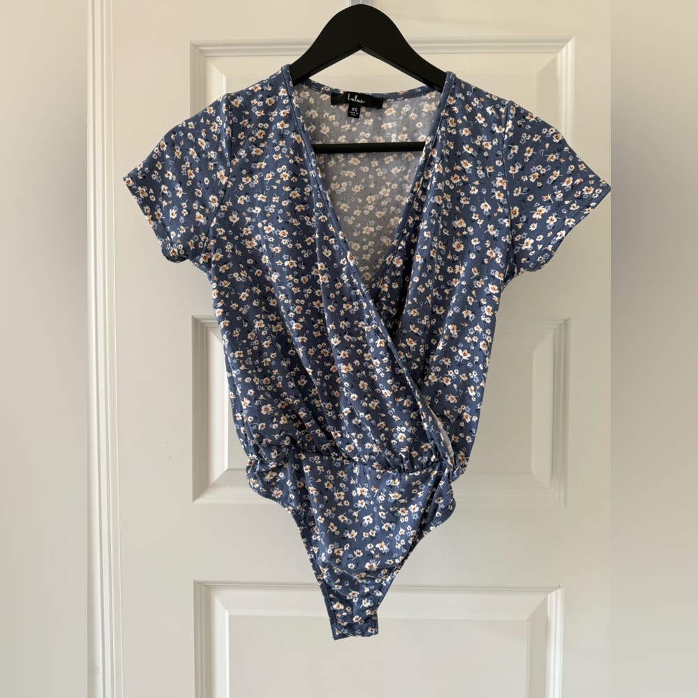 Lulu's Blue floated Wrap t shirt Bodysuit Short Sleeve size XS